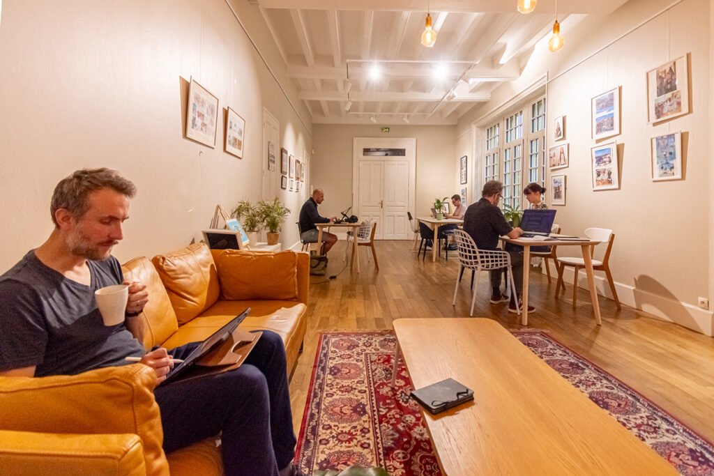 notre salle pour les coworkers espace ouvert lumineux et confortable