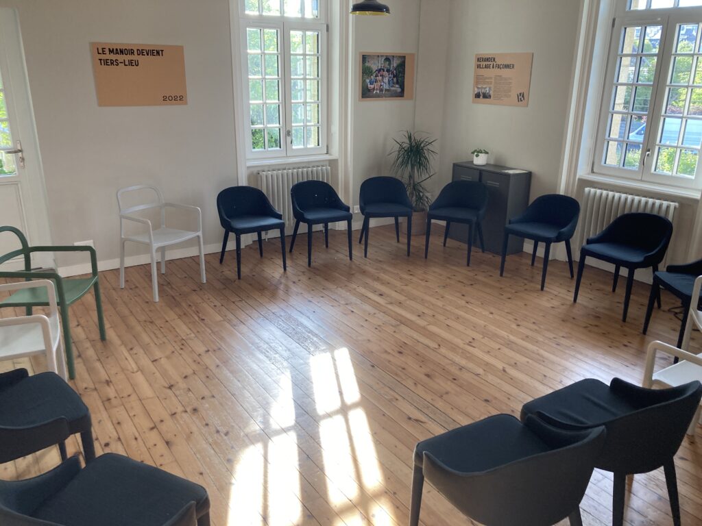 salle mani keranden agencement en cercle