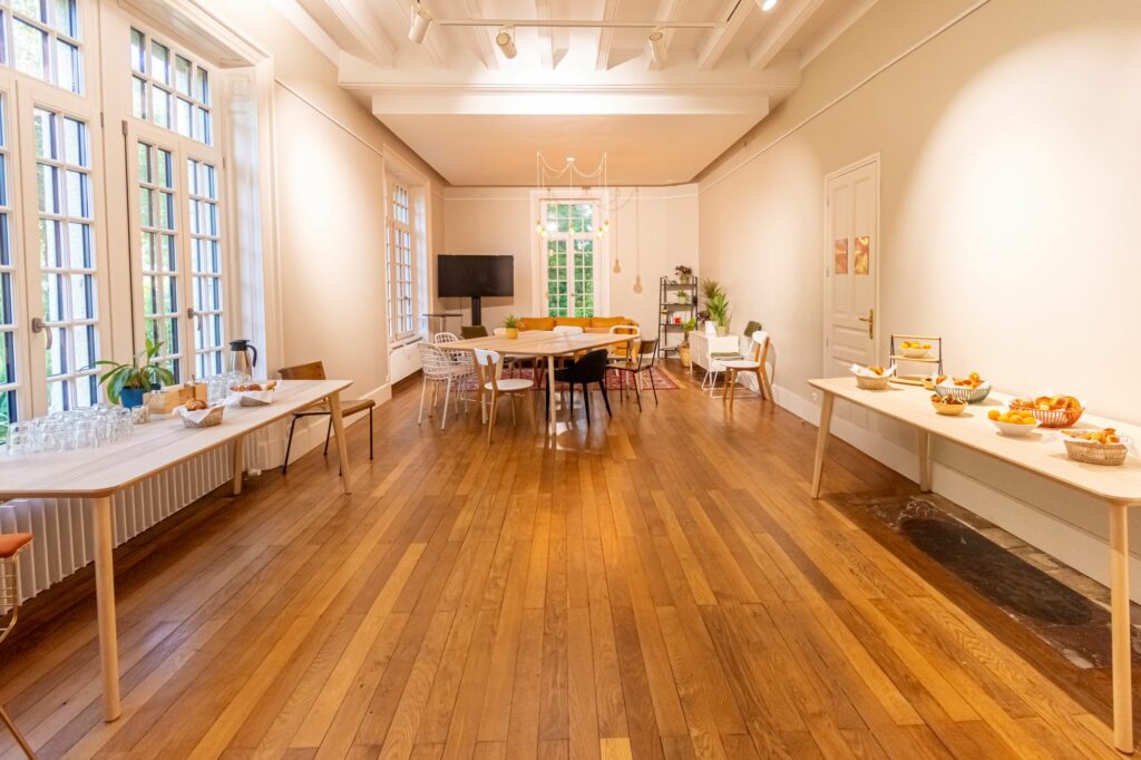 Salle Séléné pour un accueil de groupe avec buffet petit-déjeuner