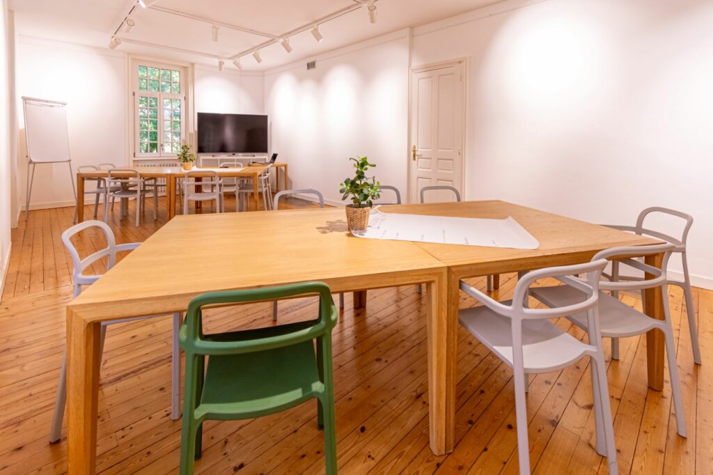 Salle Artémis à Keranden agencée en 2 îlots de travail équipée avec grand écran et paperboard